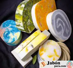 Imagen de jabones caseros con ingredientes naturales y coloridos, mostrando variedad de formas y texturas para el cuidado de la piel.