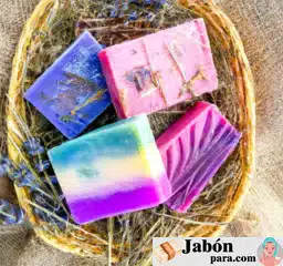 Imagen de jabones artesanales decorativos, listos para usar, con ingredientes naturales y coloridos.