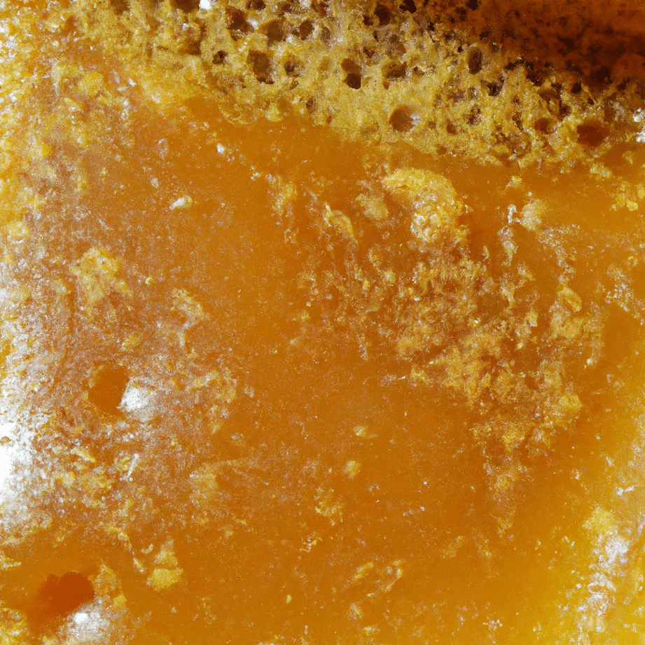 una-imagen-de-un-trozo-de-jabon-casero-de-color-dorado-y-textura-suave-decorado-con-pequenas-gotas-de-miel